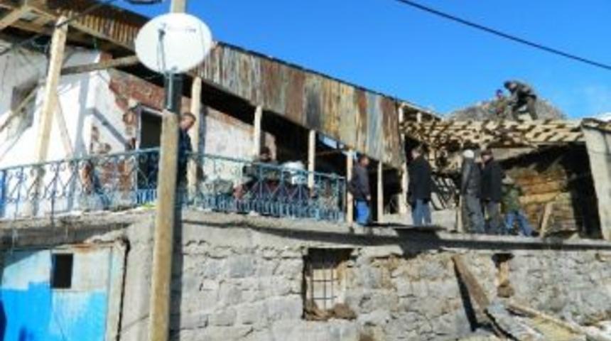 Evi Yanan Vatandaşın Evini K&ouml;yl&uuml; Sakinleri Birleşerek Yeniden Yaptı
