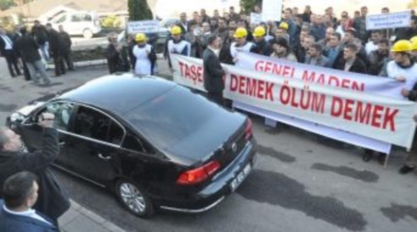 Maden İş&ccedil;ilerinden Oturma Eylemi