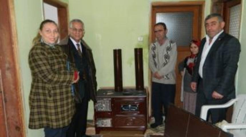 İhtiya&ccedil; Sahibi 25 Aileye Kuzine Soba Dağıtıldı