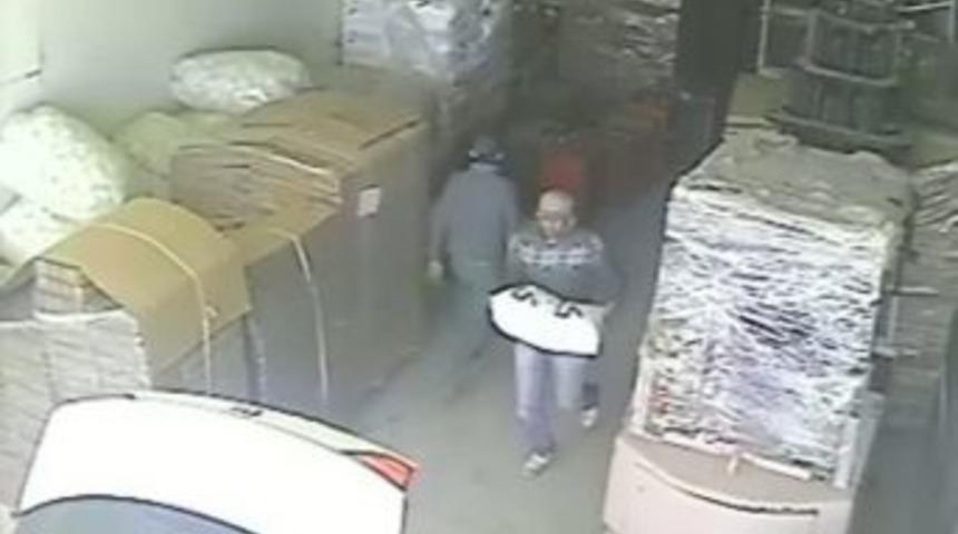 (&ouml;zel Haber) Depoya Giren Hırsızlar, G&uuml;venlik Kameralarına Yakalandı