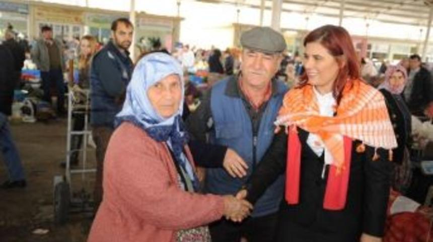 İncirliova Pazarında Başkan &Ccedil;er&ccedil;ioğlu&rsquo;na Yoğun İlgi