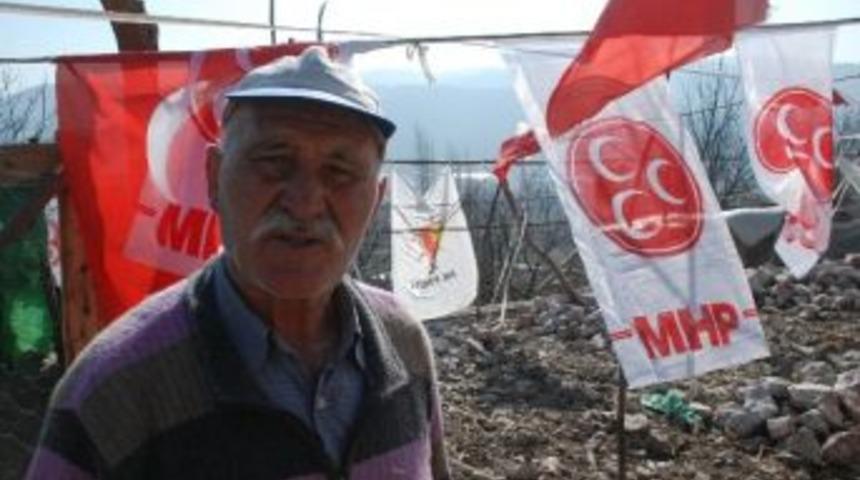 Parti Bayrakları İle Atmacadan Kurtuldu