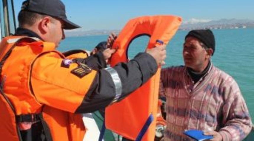 Beyşehir&rsquo;de Jandarma Balık&ccedil;ılara Can Yeleği Dağıttı