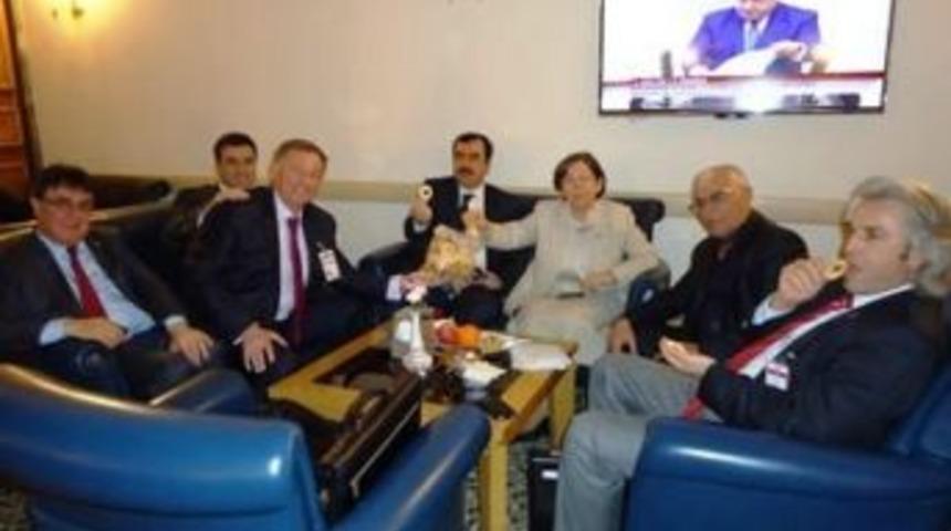 Ak Parti'li &Uuml;nal, Elma Cipsini Milletvekillerine Tanıttı