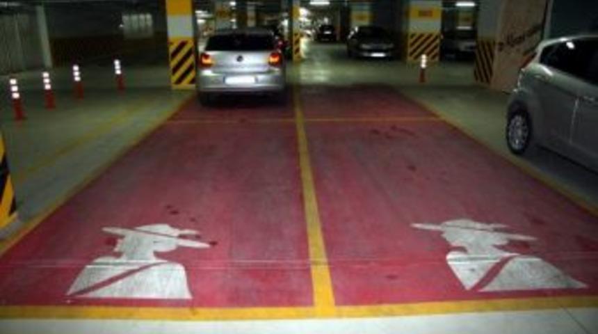 Avm&rsquo;de Bayanlara &Ouml;zel 'pembe Park' Alanı