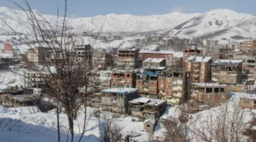 Hakkari&rsquo;de Kar Yağışı Yerini G&uuml;neşli Havaya Bıraktı