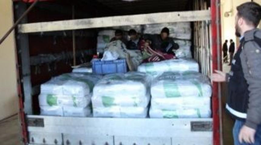 Kimyevi Madde Y&uuml;kl&uuml; Tır&rsquo;da Ka&ccedil;ak G&ouml;&ccedil;menler Yakalandı