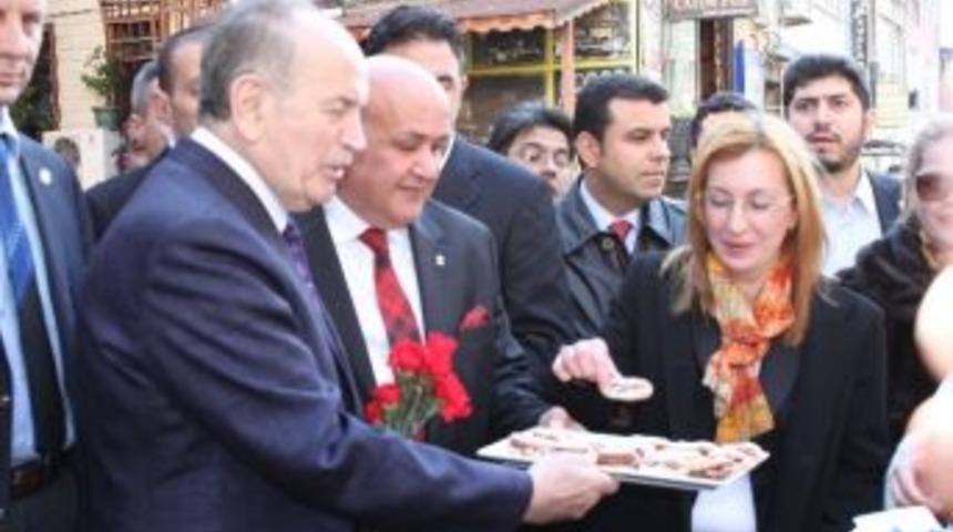 Topbaş Karanfil Dağıttı