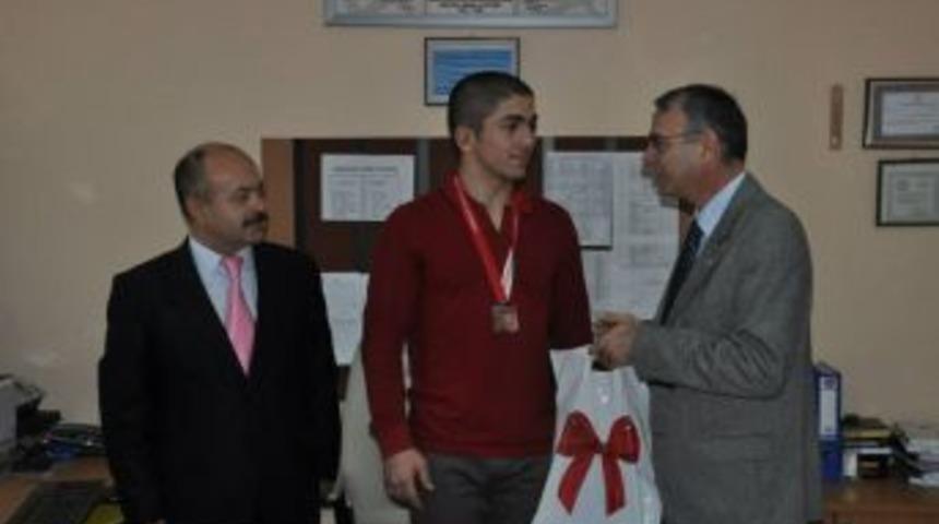 Belediye başkanı &uuml;&ccedil;&uuml;nc&uuml; olan g&uuml;reş&ccedil;iyi kutladı