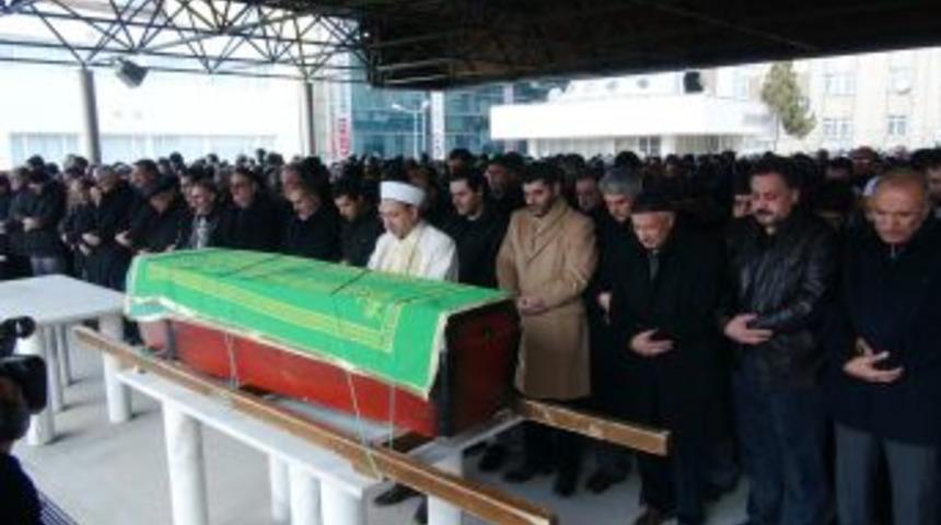 &Ouml;zdemir'in Cenazesi Memleketinde Toprağa Verildi