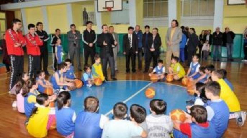 Rekt&ouml;r G&ouml;kbel, Minik Basketbolcularla Potada Ter D&ouml;kt&uuml;