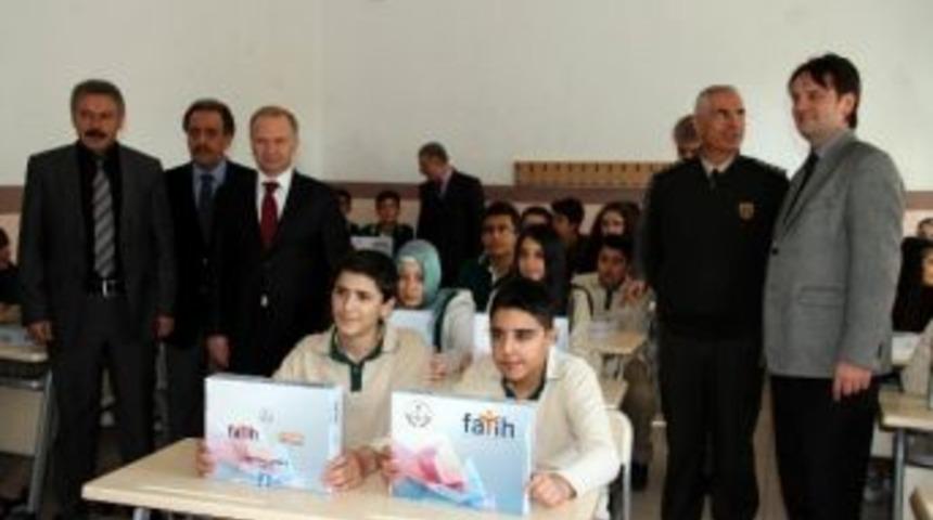 Nevşehir&rsquo;de &Ouml;ğretmen Ve &Ouml;ğrencilere Tablet Bilgisayar Dağıtımına Başlandı