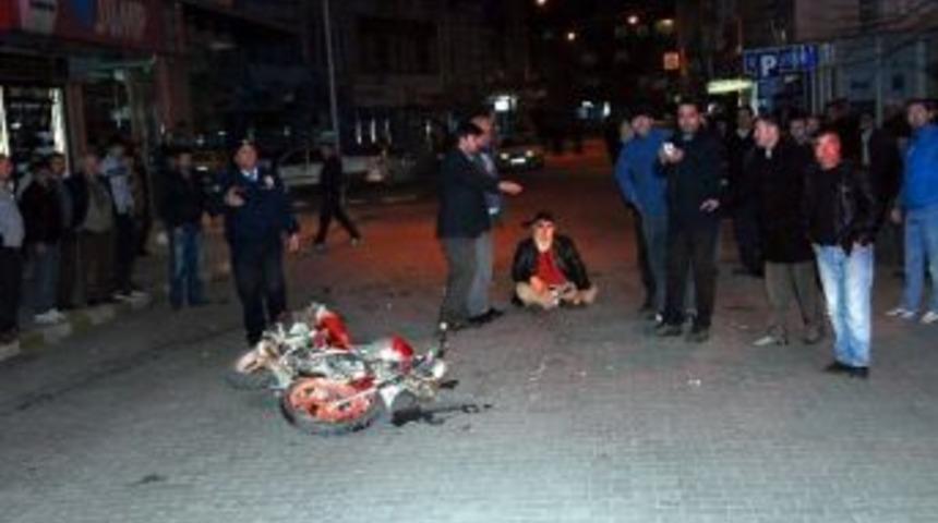 Otomobille Motosiklet Kafa Kafaya Çarpıştı