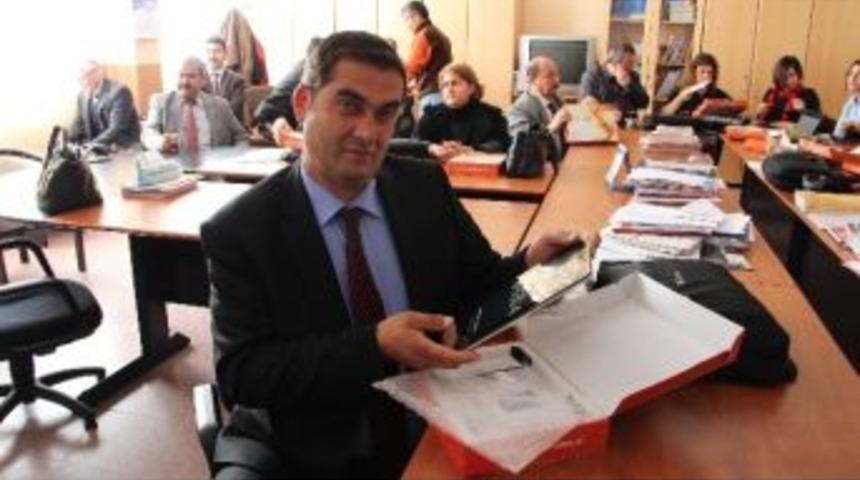 Mut&rsquo;ta 30 &Ouml;ğretmene Tablet Dağıtıldı