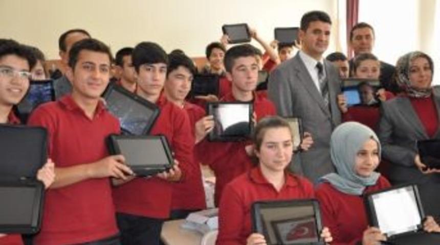 Sivas&rsquo;ta &Ouml;ğrencilere Tablet Bilgisayar Dağıtıldı