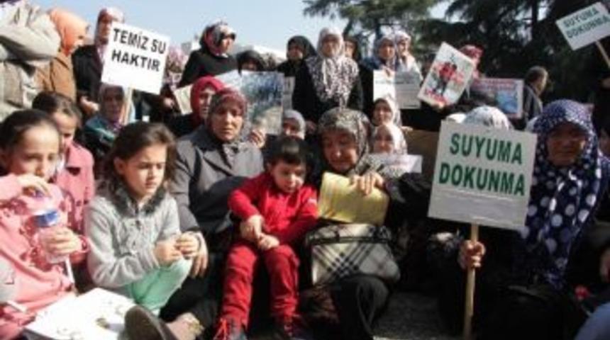 Bursalı K&ouml;yl&uuml; Kadınlar Temiz Su İ&ccedil;in Valilik &Ouml;n&uuml;nde Saatlerce Oturma Eylemi Yaptı