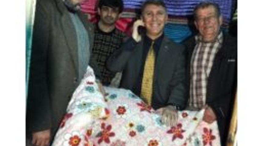 Kaymakam D&ouml;lek, Ayağını Yorganına G&ouml;re Uzattı