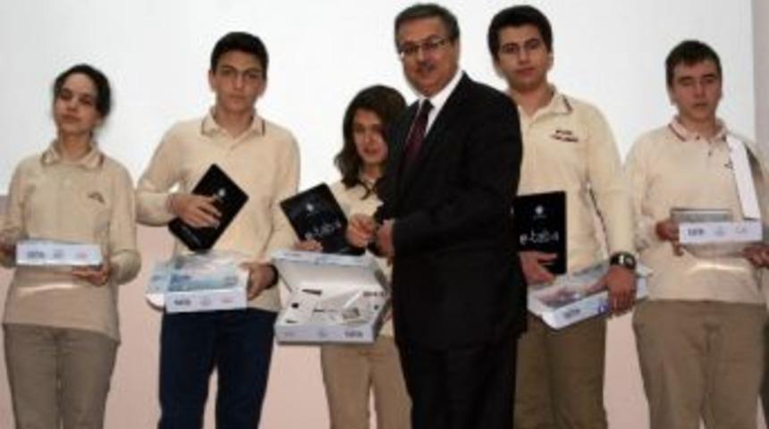 D&uuml;zce&rsquo;de &Ouml;ğrencilere Tablet Dağıtımı Yapıldı
