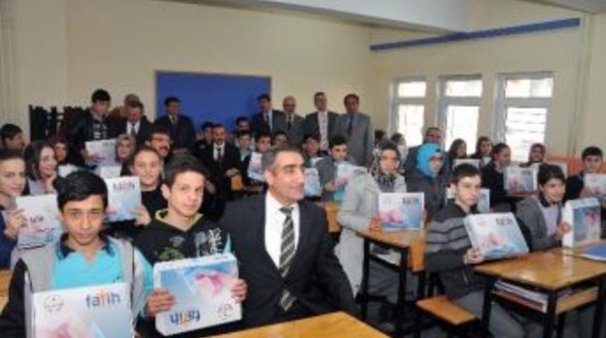 G&uuml;m&uuml;şhane&rsquo;de &Ouml;ğretmen Ve &Ouml;ğrencilere 578 Tablet Bilgisayar Dağıtıldı