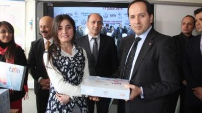 Hakkari&rsquo;de 845 Tablet Dağıtıldı