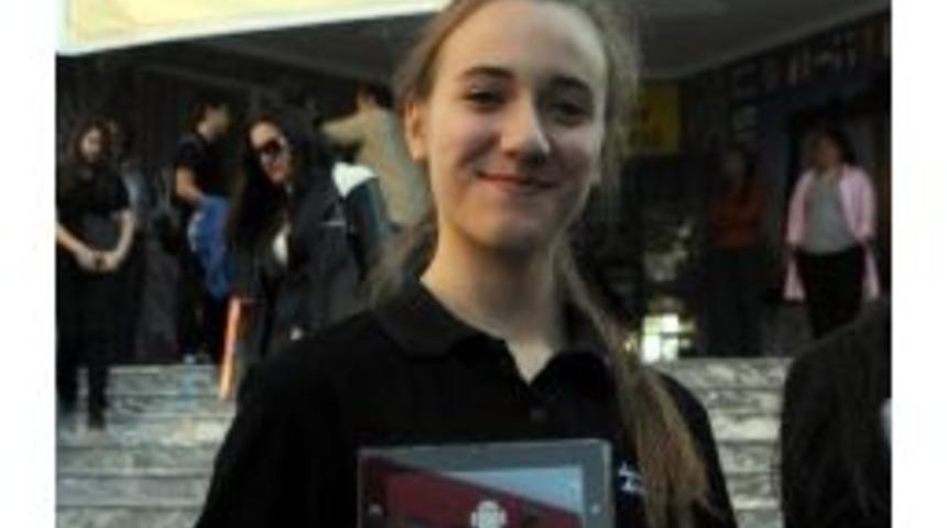 Bakan &Ccedil;avuşoğlu Tablet Dağıttı