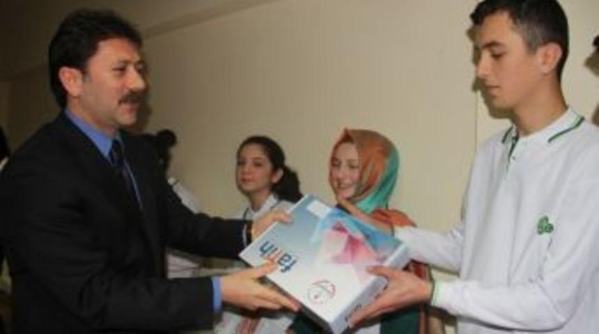 Tablet Dağıtan Vali Karahan'dan &Ouml;ğrencilere Tavsiye