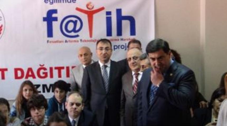 Eğitimde &Ccedil;ağ Atlacak Tabletler İzmir&rsquo;de Dağıtıldı