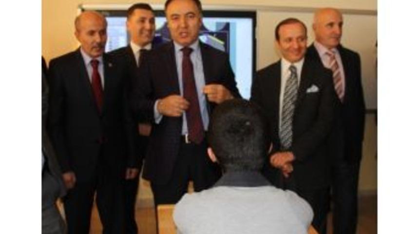 Erzurum Valisi Altıparmak, Tablet Bilgisayar Dağıttı