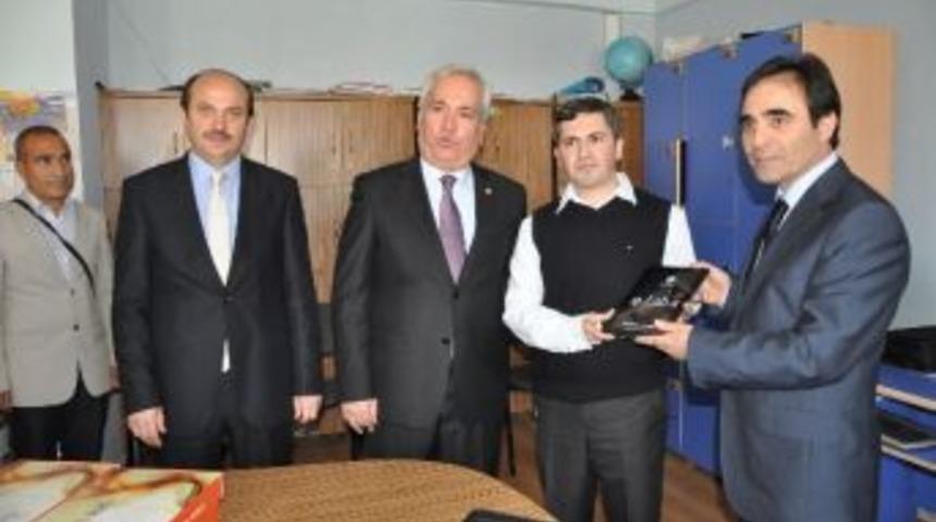 Erdemli&rsquo;de &Ouml;ğretmenlere Tablet Bilgisayar Dağıtıldı