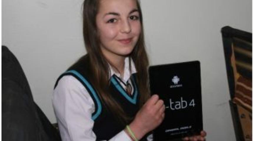 Yozgat&rsquo;ta &Ouml;ğrenciler Tablet Bilgisayarlarına Kavuştu