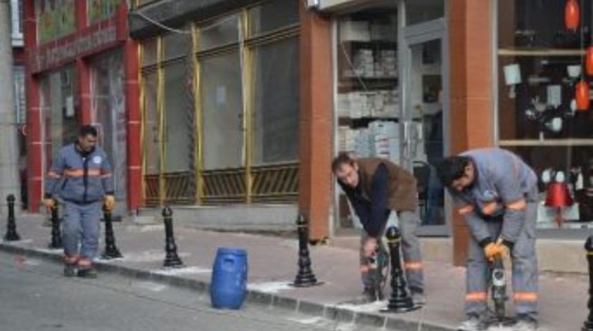 Kaldırıma Park Edilen Ara&ccedil;lara Demir Dubalı &Ouml;nlem