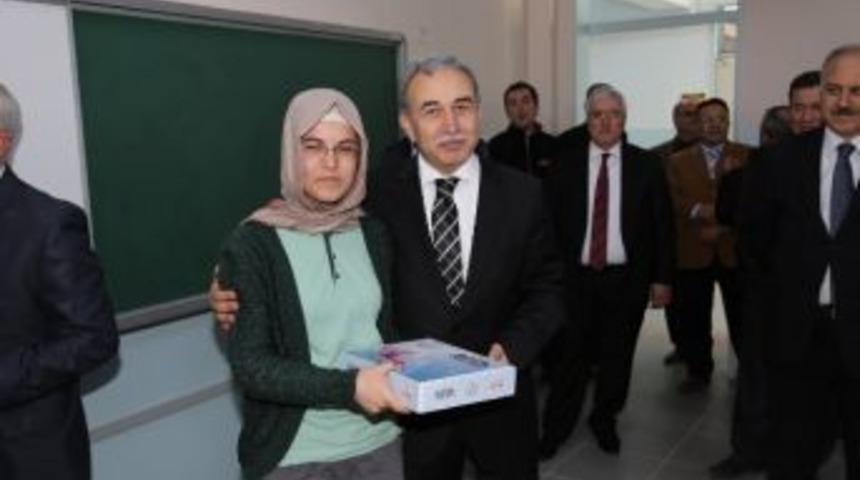 Sakarya’da 671 Öğrenci Ve 764 Öğretmene Tablet Bilgisayar Dağıtıldı