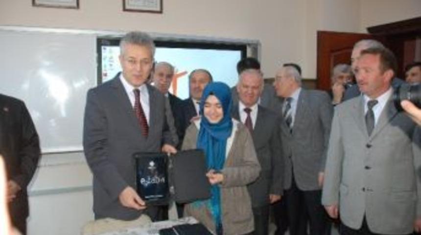 Tokat&rsquo;ta 445 &Ouml;ğrenciye Tablet Bilgisayar
