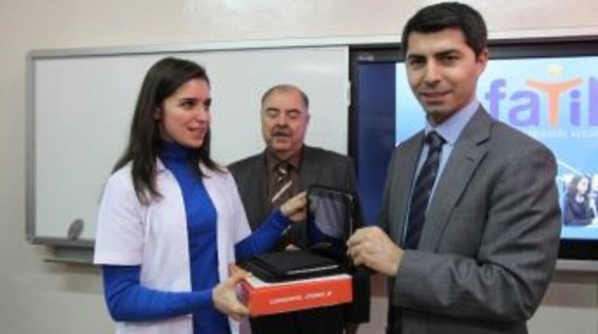 &Ouml;ğrenciler Tablet Bilgisayarlarını Aldılar