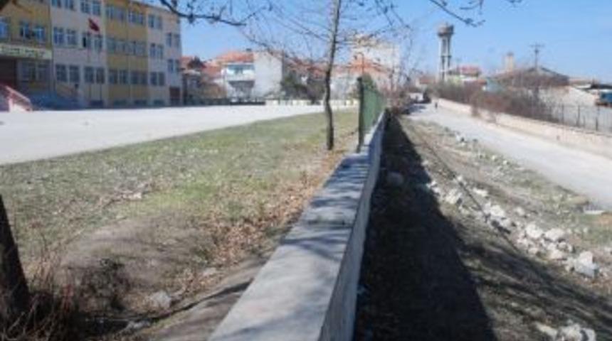 Velilerden Lise Bah&ccedil;esindeki Beton Yığınına Tepki