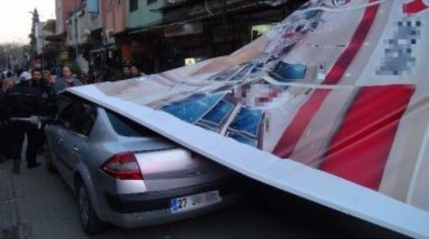 Arabanın &Uuml;st&uuml;ne Reklam Panosu D&uuml;şt&uuml;