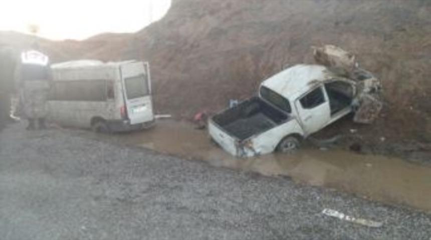 &Ouml;ğrenci Servisi İle Pikap &Ccedil;arpıştı: 20 Yaralı