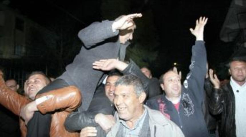 Başkan Yavaşoğlu, &Ccedil;amk&ouml;y&rsquo;de Omuzlarda Taşındı