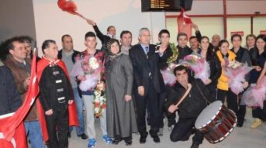 Şampiyonlara Coşkulu Karşılama