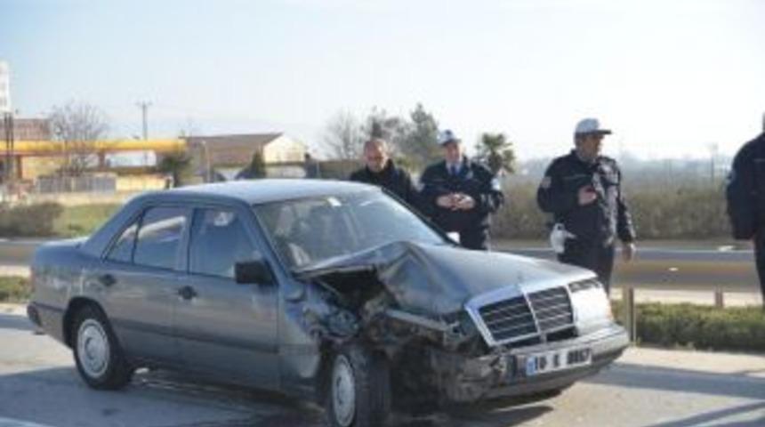 Otomobil Kamyonun Altında 20 Metre S&uuml;r&uuml;klendi