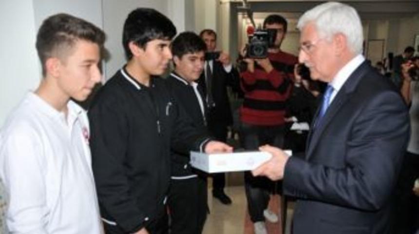 Karaman&rsquo;da &Ouml;ğrencilere Tablet Bilgisayar Dağıtıldı