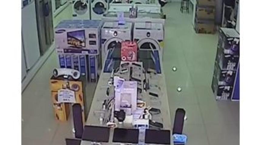 Hırsızlık Anı G&uuml;venlik Kamerasında