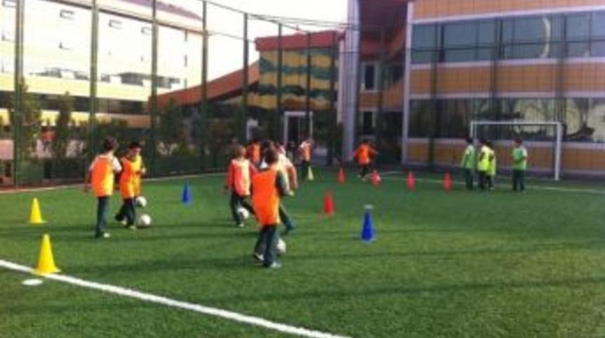 &Ouml;ğrencilere Psikolojik Testli Futbol Dersi