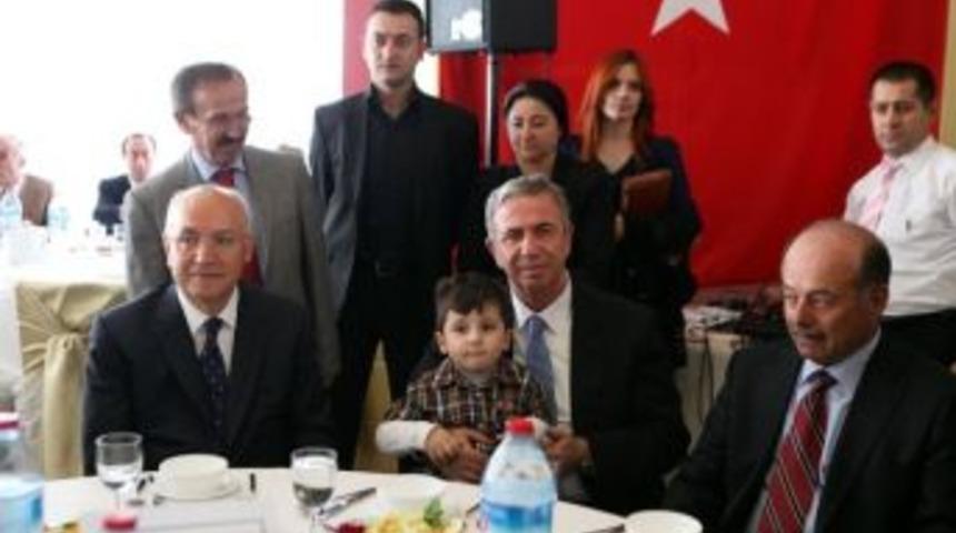 Yaşar Ve Yavaş Yemekte Bir Araya Geldi