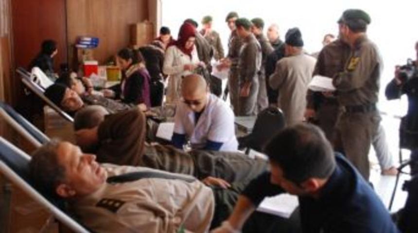 Tosya&rsquo;da, Asker Ve Polisten Kızılay'a Destek