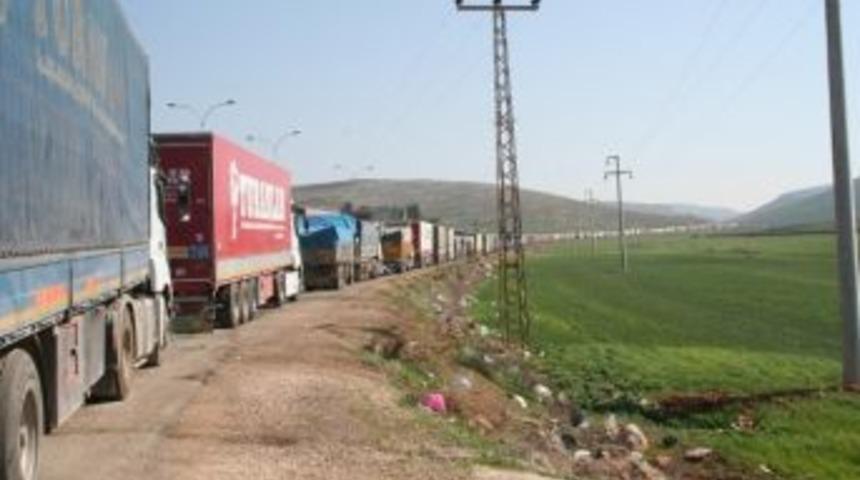 Cilveg&ouml;z&uuml; Sınır Kapısı'nda Tır Kuyruğu 70 Kilometreyi Buldu