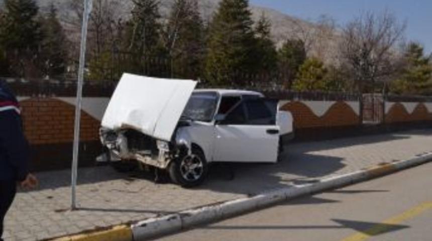 Otomobil Mezarlık Duvarına &Ccedil;arptı: 1 Yaralı