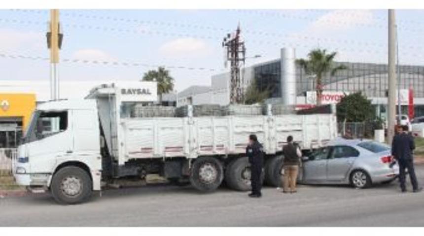 K&ouml;peğe &Ccedil;arpmamak İ&ccedil;in Otomobiliyle Kamyonun Altına Girdi