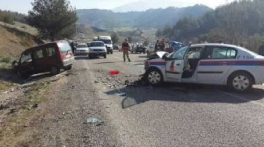 Jandarma Ekibi İle Ticari Ara&ccedil; &Ccedil;arpıştı: 2&rsquo;si Asker, 3 Yaralı