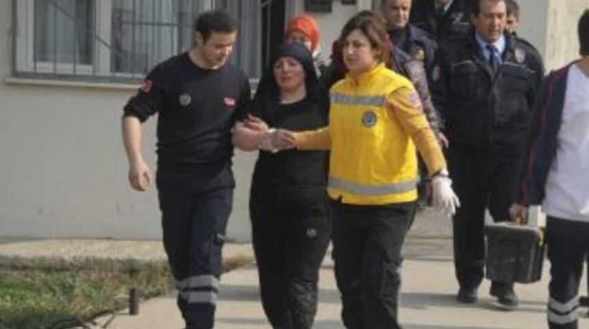 &Ccedil;atıdan Atlamak İsteyen Kadını Oğlu Ve Sağlık G&ouml;revlisi Kurtardı